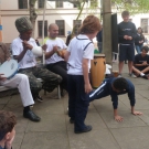 Estudantes jogam capoeira