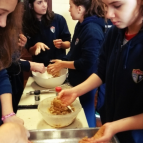 Estudantes do 7º ano fazem cookies em aula de Inglês