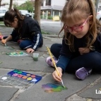 Turmas da Ed. Infantil pintam calçadas externas