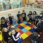Creche participa de atividade com música e violão