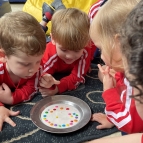 Aberto o Baú das Cores na Creche de 2 anos! 