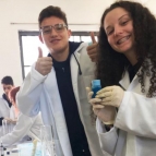 Alunos produzem álcool gel em aula de Química