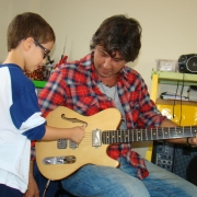 Guitarra é o novo instrumento apresentado aos alunos