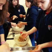 Estudantes do 7º ano fazem cookies em aula de Inglês