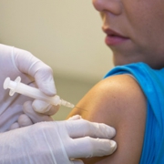 Estudantes recebem vacina contra HPV