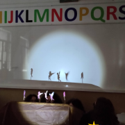 Turmas do 5º organizam teatro de sombras!