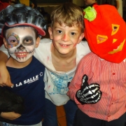Happy Halloween com bruxas, monstros, fantasia! 