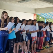 Coral do 5º ano apresentou-se na reflexão semanal