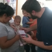Grupo de Jovens entrega kits de chocolates doados