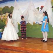 6º ano encena Alice no País das Maravilhas