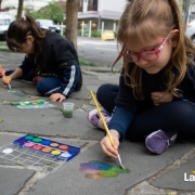 Turmas da Ed. Infantil pintam calçadas externas