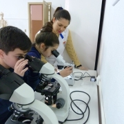 Aulas práticas no Laboratório de Ciências