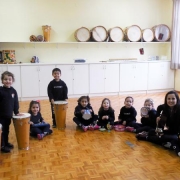 Creche brinca e compartilha instrumentos musicais