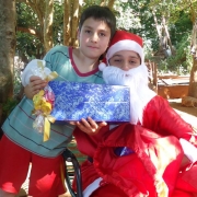 Natal Solidário entrega doações à família 
