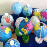 Representação do globo terrestre e planisfério