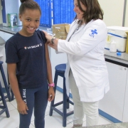 Alunas da Escola recebem vacina contra o HPV