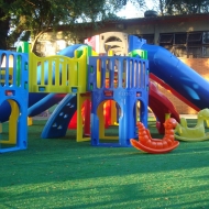 Playground com grama sintética