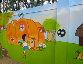 Pintura do muro do parquinho da Educação Infantil.