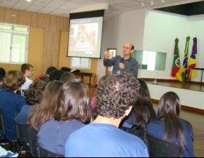 Dr. Alberto Mainieri palestra sobre Adolescência