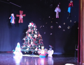 Em clima de Natal, estudantes apresentam musical