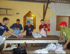 Entrega de kits de higiene pessoal e roupas para as vítimas da enchente
