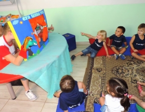 Emília ensina Creche 3 a cuidar dos livros