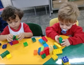 Brincando com o lego