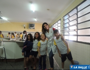 Atividades no Laboratório de Biologia.