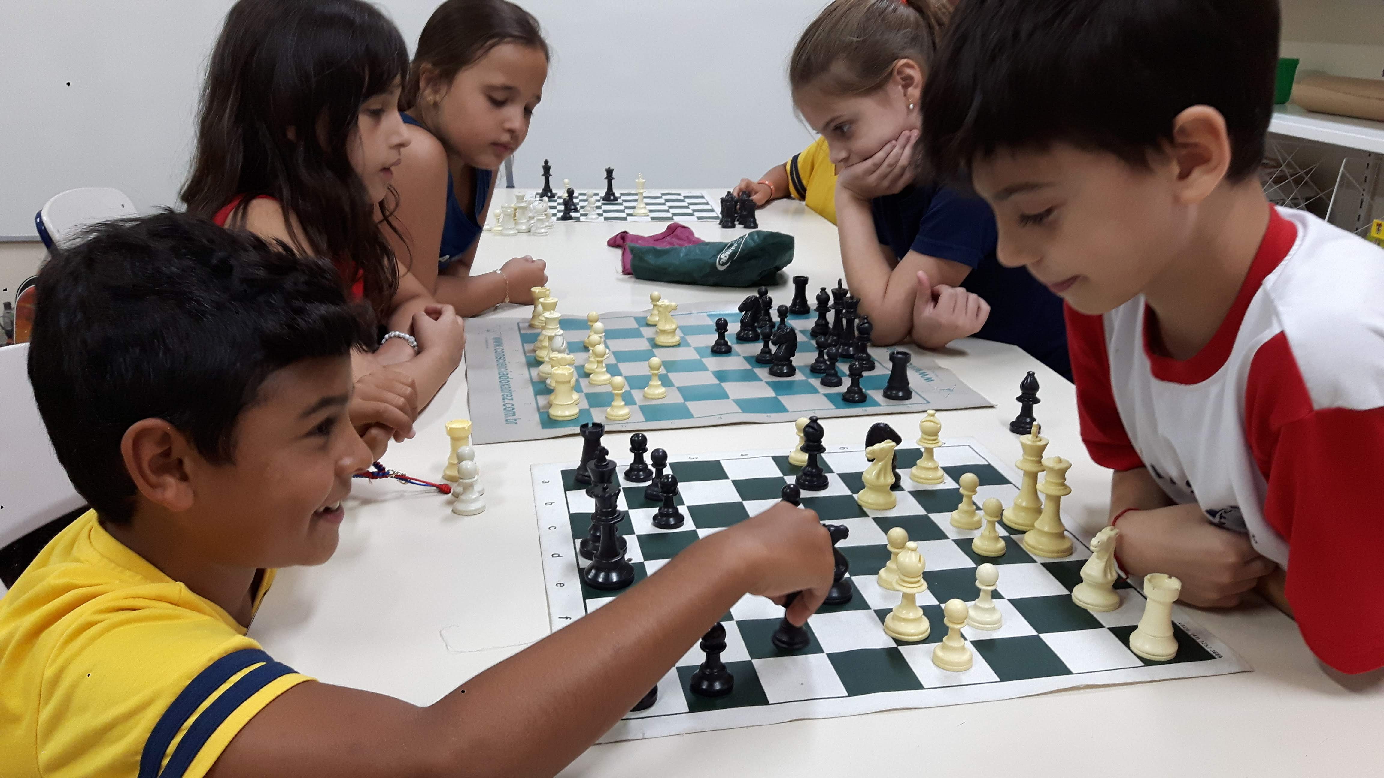 Alunos e famílias aprendem a jogar xadrez em aula da EMEB Ivo de