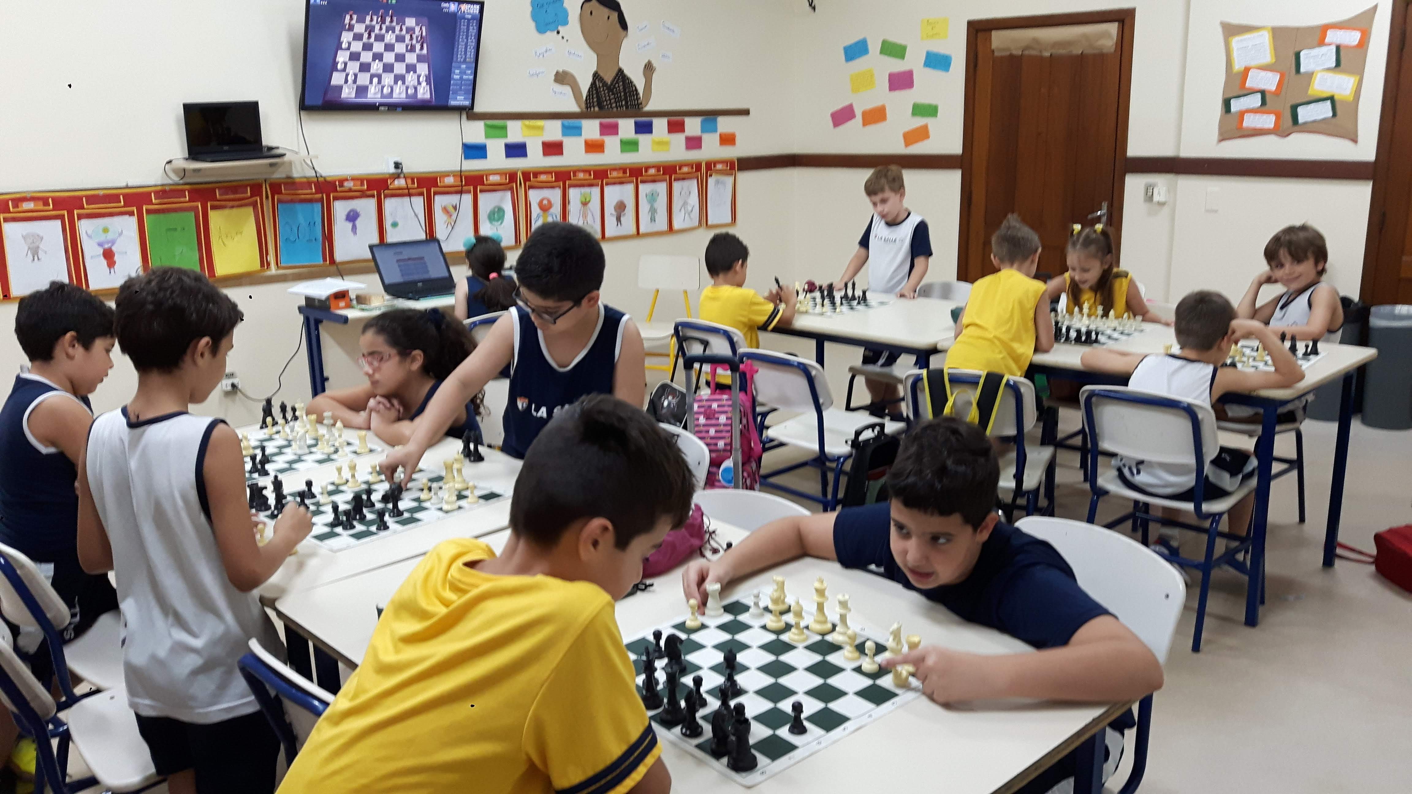 Aulas de Xadrez na Escola Caminho do Sol já é uma realidade